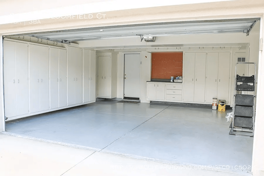 Custom cab, epoxy flr, peg b/work area - 27841 Bloomfield Ct