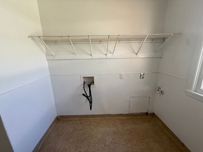 Building Photo - Large Open Floor Plan. 2 Bedroom and 1 Bathroom