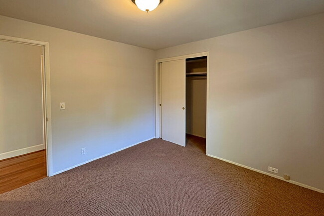 Building Photo - 10632 NE 47th Pl