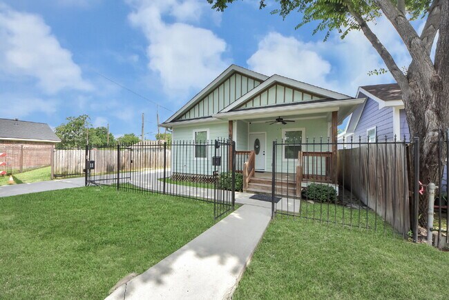 Building Photo - Renovated Houston Gem Near Downtown & the Medical Center