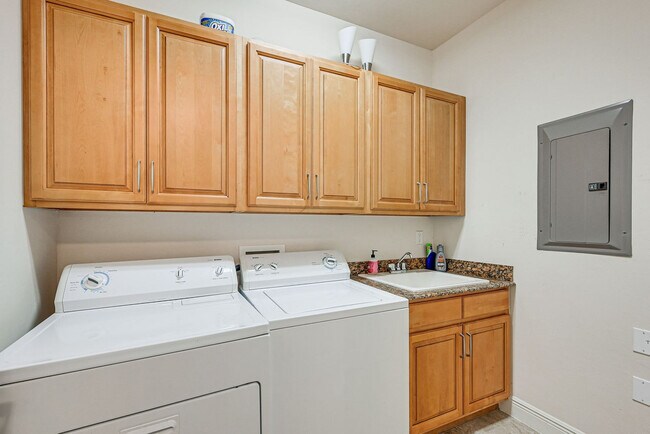 Building Photo - 304 S Copeland Ave