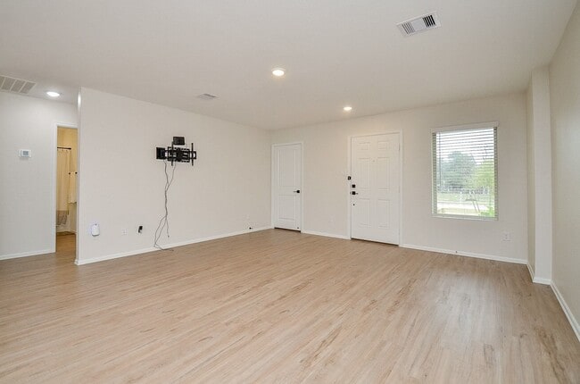 Building Photo - 305 Riverwood Village Ln