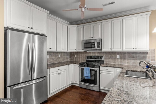 Building Photo - 2022 Crescent Wy