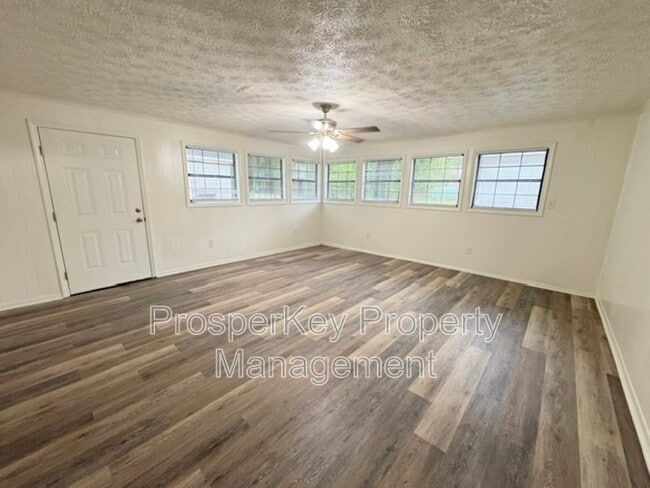 Building Photo - 2127 Wellborn Dr