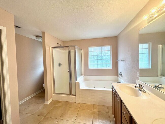 Building Photo - Nice 3BR/2BA - Convenient to NAS Pensacola