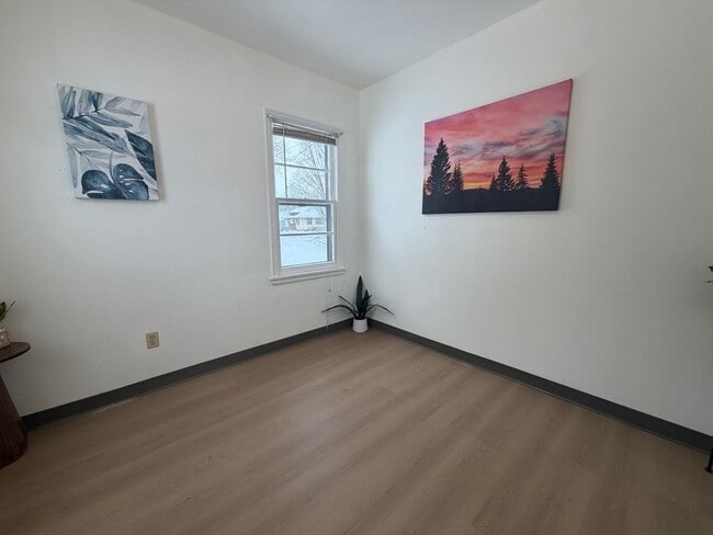 Building Photo - 1 bed, 1 bath for rent in quiet Waterloo neighborhood