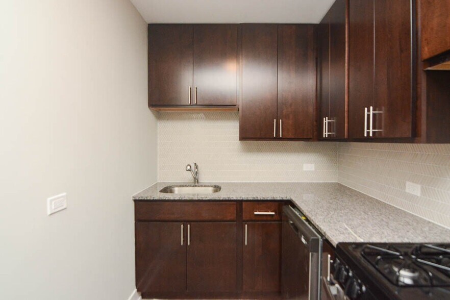 Building Photo - 525 W Surf St