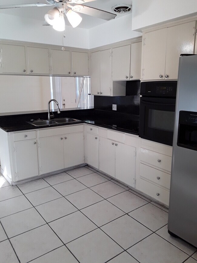 Building Photo - Three Bedroom One Bathroom House near Gulfport area.