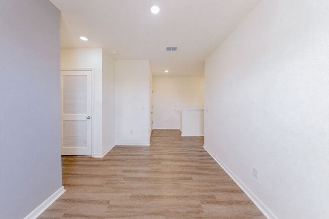 Building Photo - Like-New End-Unit 3 Bedroom Townhome