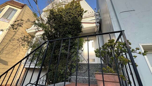 Building Photo - 1420-1424 9th Ave