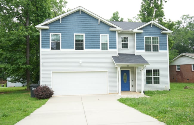 Building Photo - A charming house with 4 beds and 3.5 bath ...