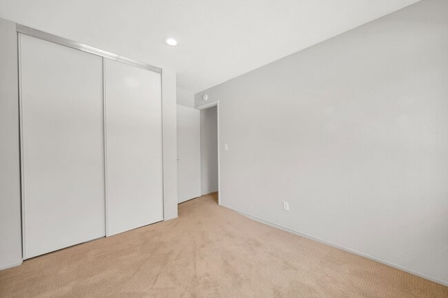 Building Photo - Spacious 4-Bedroom, 2.5-Bath Townhouse Clo...