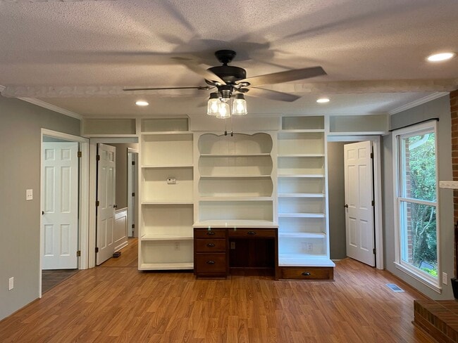 Building Photo - 7942 Lake Vista Dr