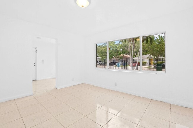 Building Photo - Charming 3-Bedroom Home in Miami - Comfortable Living in a Prime Location
