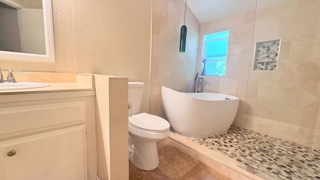 Building Photo - La Costa 2 bedroom Just Minutes from the B...