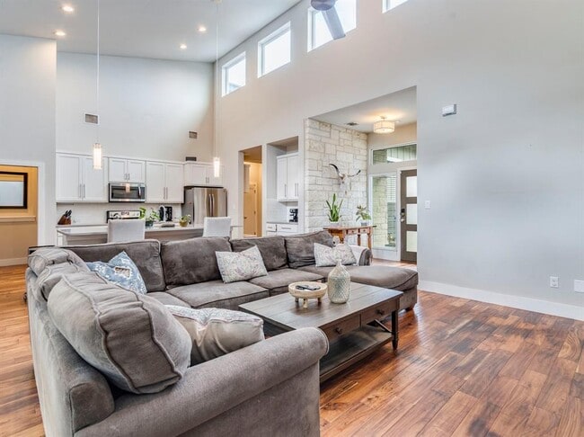 Building Photo - 17215 Oak Cliff Cir