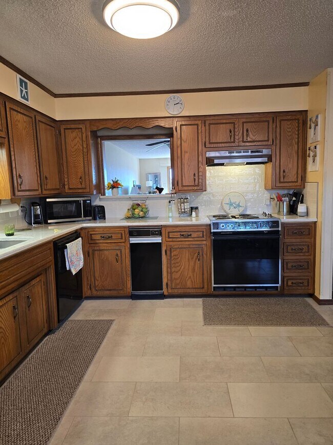 Building Photo - 2/2 Over 55 Condominium Community