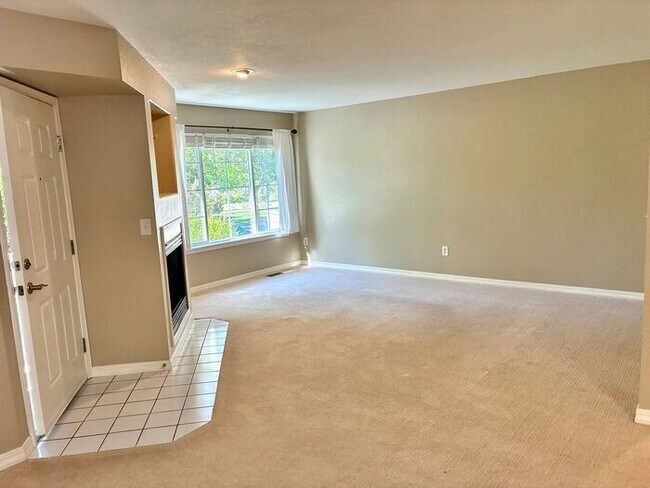 Building Photo - Beautiful and Spacious 3 Bed, 3.5 Bath Townhome in SE Fort Collins. Detached 1 Car Garage. Water/...
