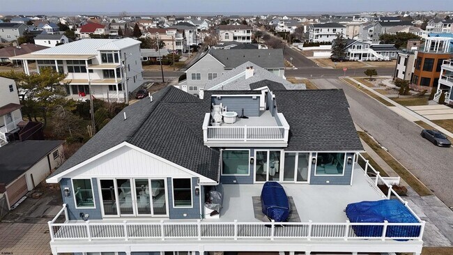 Building Photo - 404 21st St S