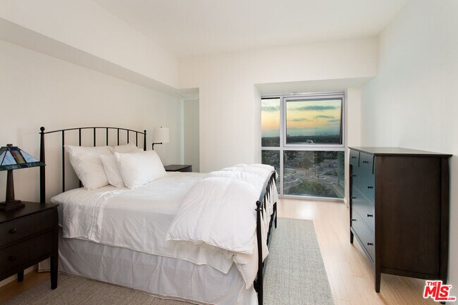 Building Photo - 13700 Marina Pointe Dr