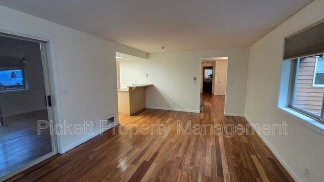 Building Photo - 565 NW Carolyn Ln