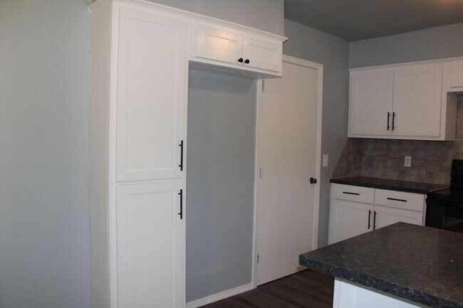 Building Photo - Newly Remodeled! Close to Tinker