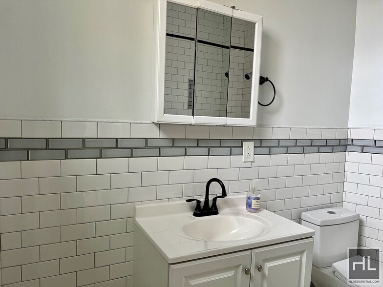 Building Photo - Top Floor 2BR 1BA Lofty Space w/ Laundry I...