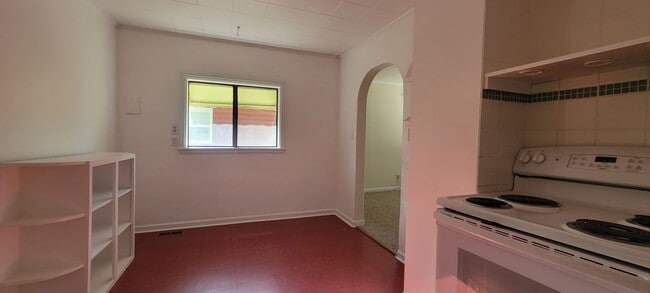 Building Photo - 2 bedroom 1 bath home with garage