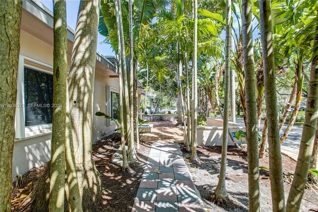 Building Photo - 616 SW 11th Ct