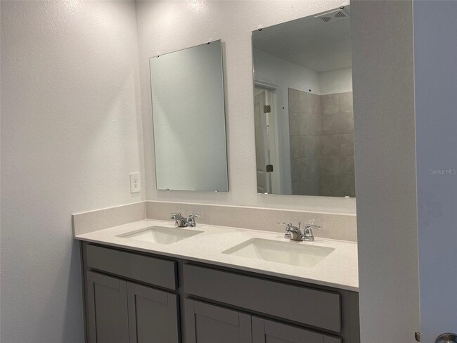 Building Photo - 725 Reggie Rd