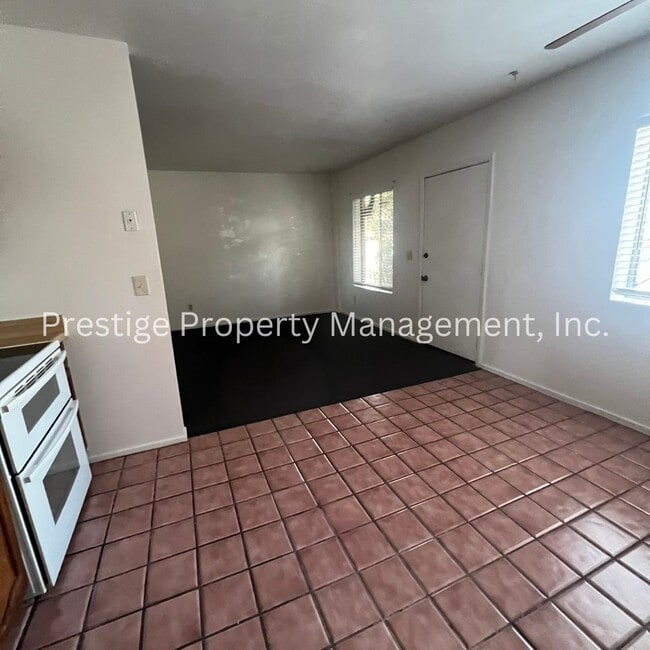 Building Photo - !!Charming Townhome With Fenced Yard!!