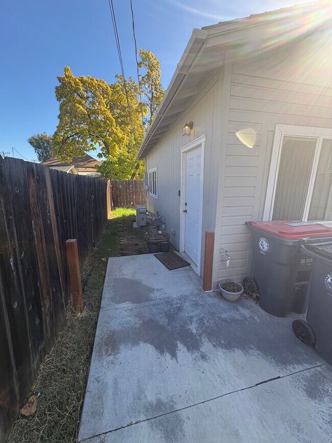 Building Photo - R311