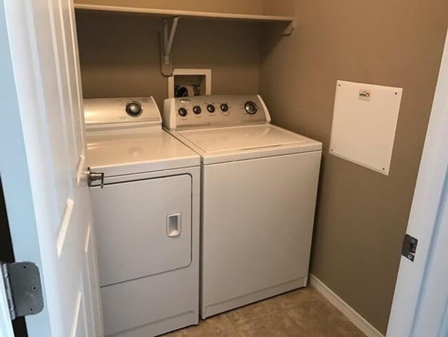 Building Photo - Beautiful 2 Bedroom, 2.5 Bath Townhome near E470 with 2 Car Garage and Gas Fireplace1