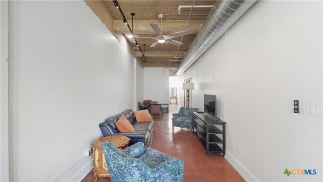 Building Photo - 222 Losoya St