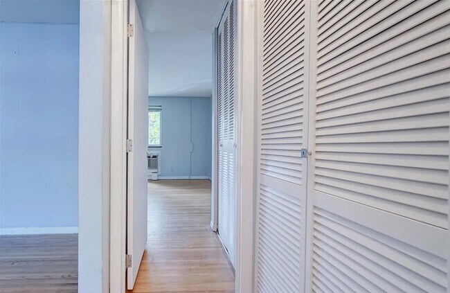 Building Photo - 2434 East Ave