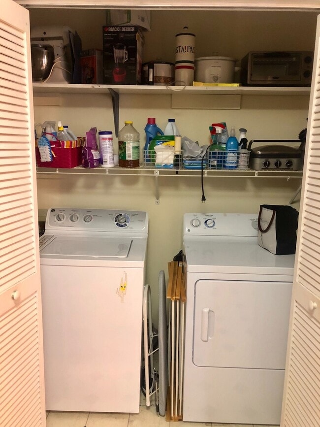 Building Photo - Cute cottage next to campus!