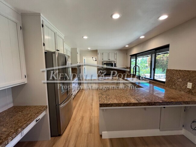 Building Photo - Beautifully Remodeled 4 Bed/2 Full Bath + ...