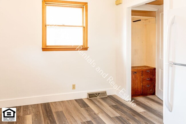 Building Photo - 1320 S Van Buren St