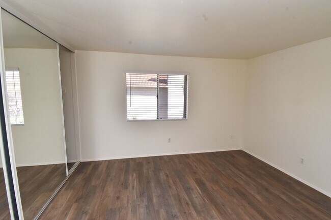 Building Photo - Gorgeous 2 Bedroom Condo