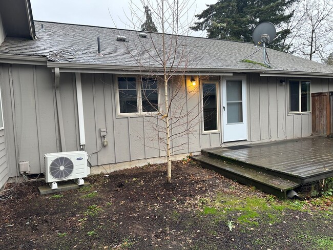 Building Photo - Cozy 2 bedroom 1 bathroom duplex in Eugene!