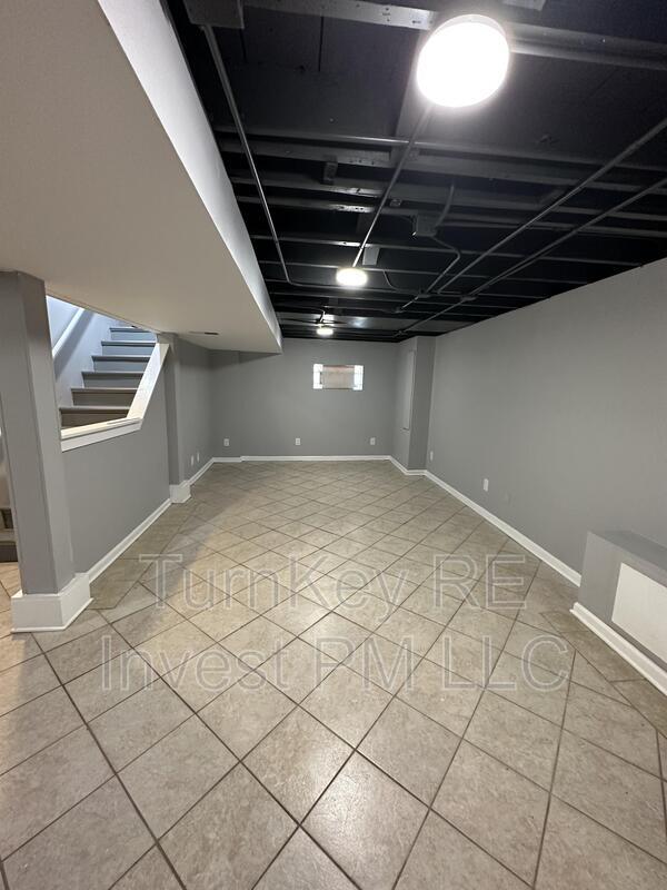 Building Photo - 18108 Oakwood Ave