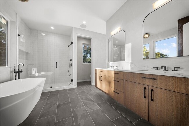 Building Photo - 2904 Westhill Dr