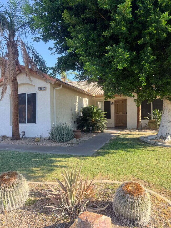 Building Photo - 3-Bedroom Home, Large backyard  & Pets Welcome