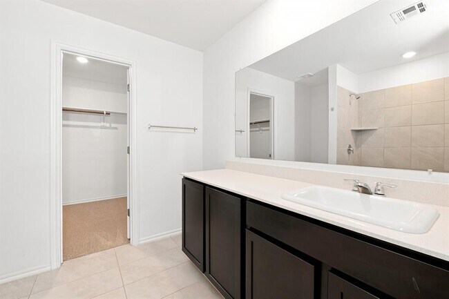 Building Photo - 2208 Bleecker St