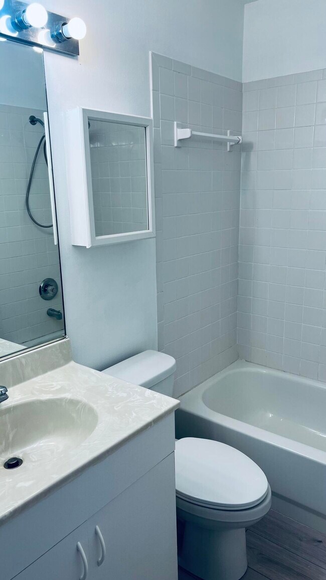 Building Photo - 2454 SE Garden Terrace