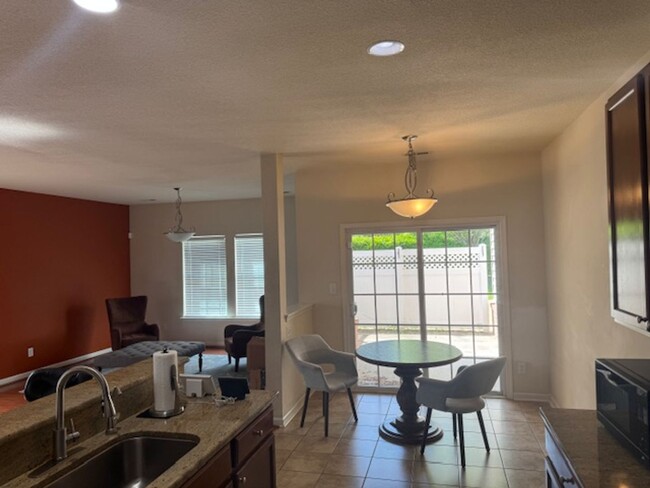 Building Photo - Beautifully Maintained 3-Bedroom Townhome ...