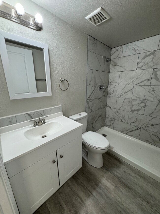Building Photo - 912 San Pedro Dr SE