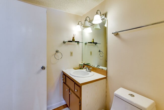 Building Photo - 3817 Lake Bayshore Dr