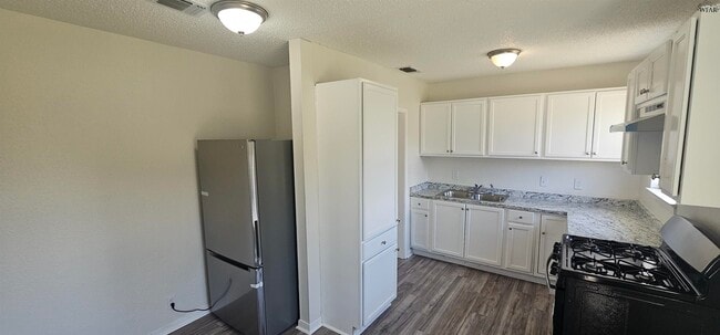 Building Photo - 1404 Deville St