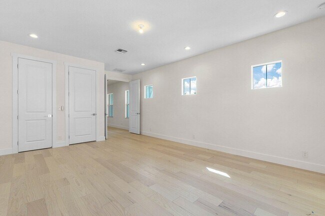 Building Photo - 9237 Crestview Cir